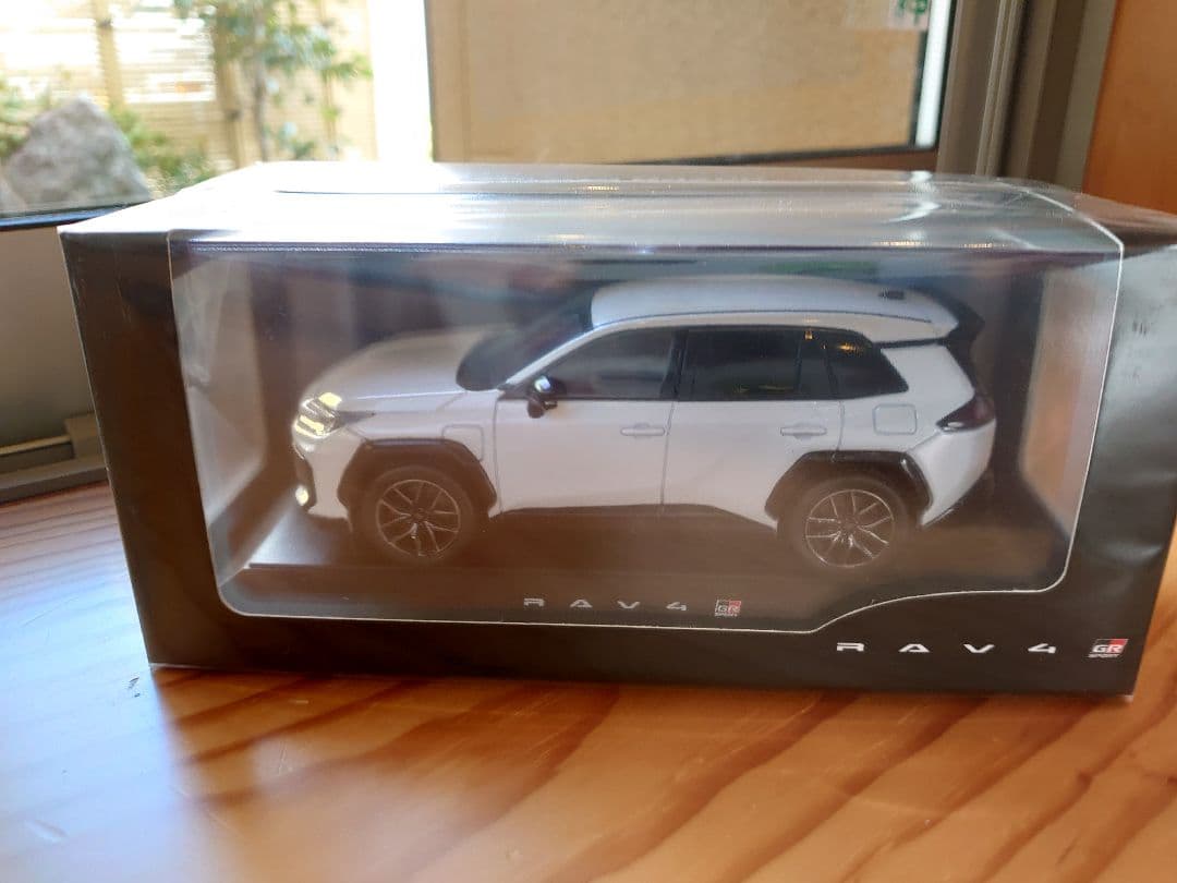 【2台】新型RAV4 GRスポーツ ブラックホワイト　／ホワイト　カラーサンプル