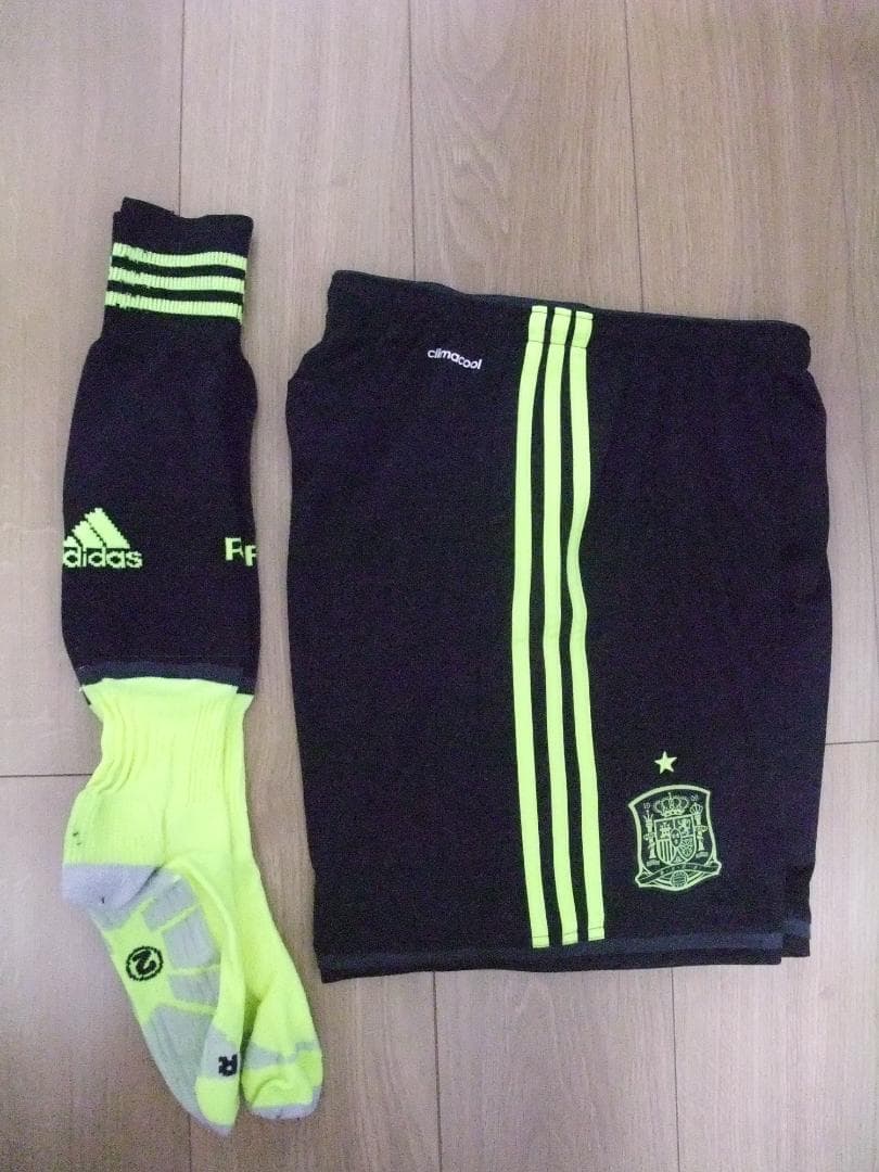 【中古品です】スペイン代表　2014年アウェイ　Lサイズ 上下セット